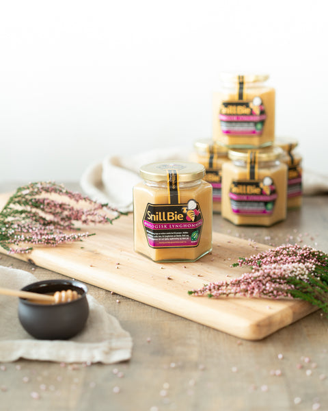 GodtLam & SnillBie Gåvepakke med fenalårhaldar, fenalår og 450 gr honning.